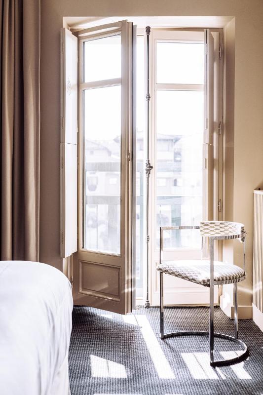 Deluxe King Suite image 4