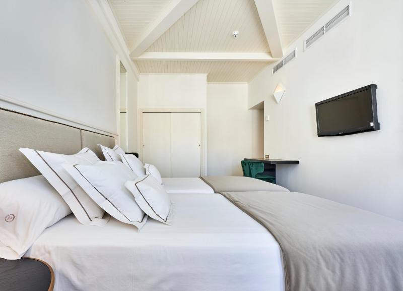 Double or Twin Room image 3