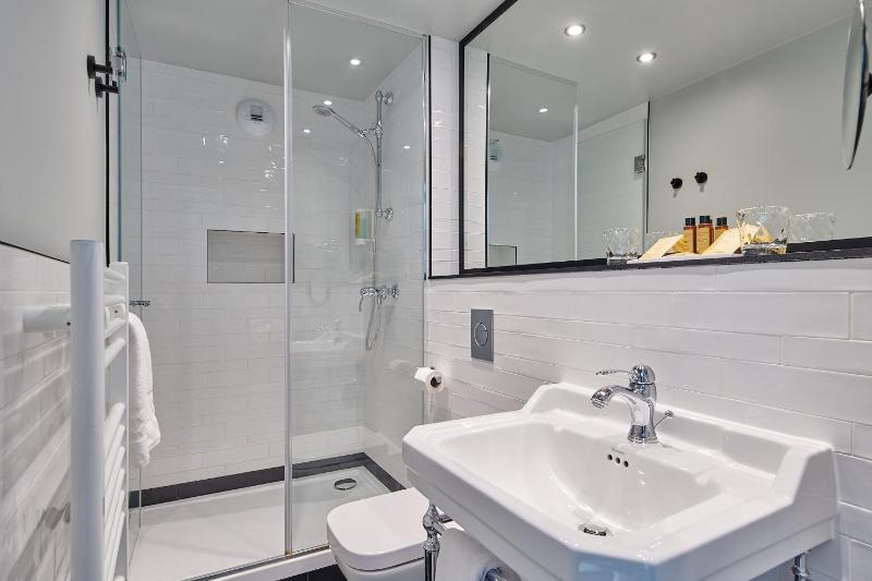 Standard Double Room image 3