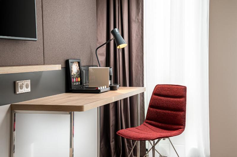 Premium King Room image 3