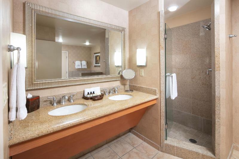 Deluxe One-Bedroom Suite with King Bed - City View image 4