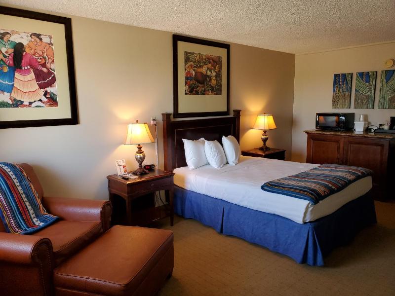 Deluxe Queen Room image 1