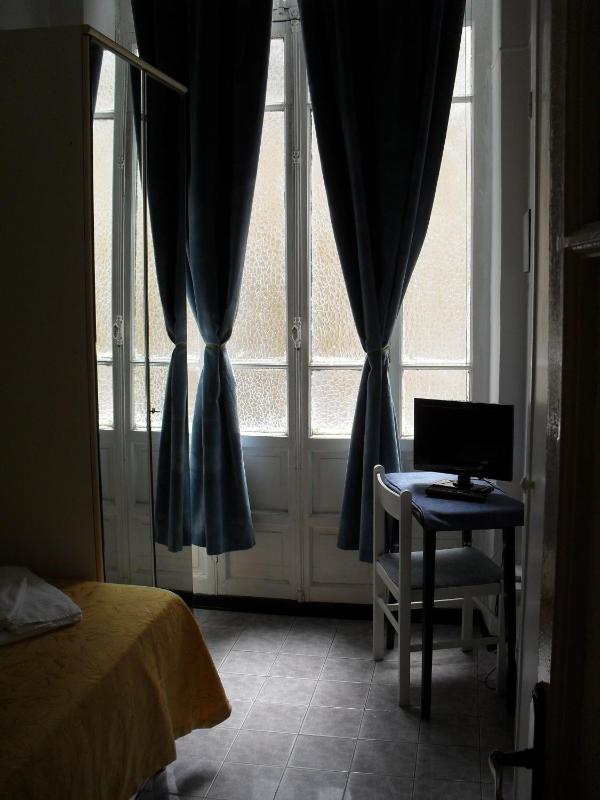 Single Room image 4