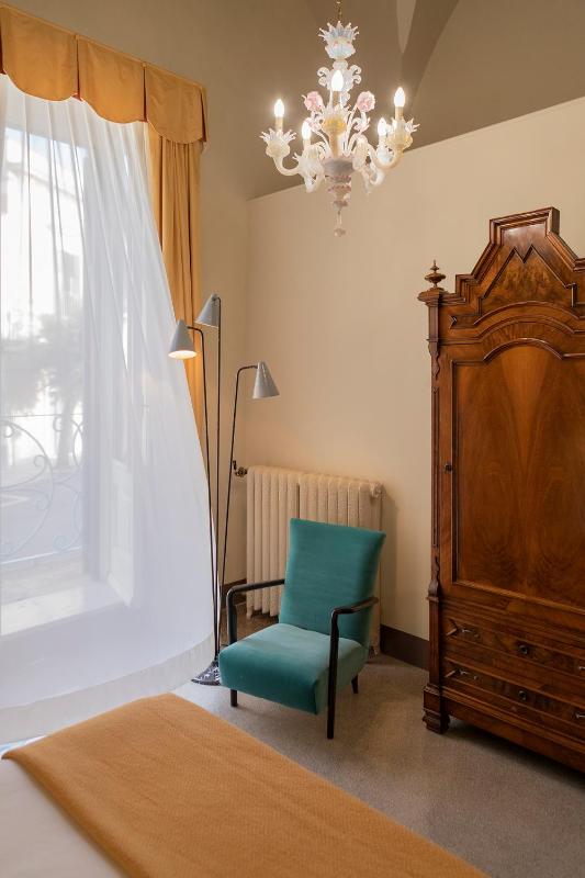 Superior King Suite image 3