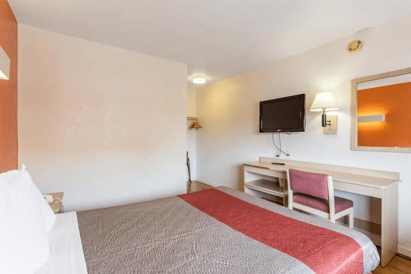 King Room - Non-Smoking image 2