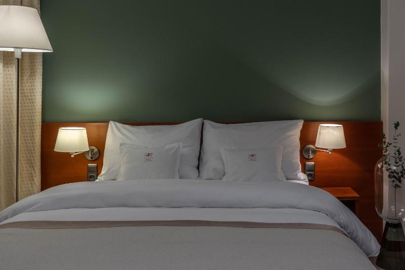 Standard Double Room image 3