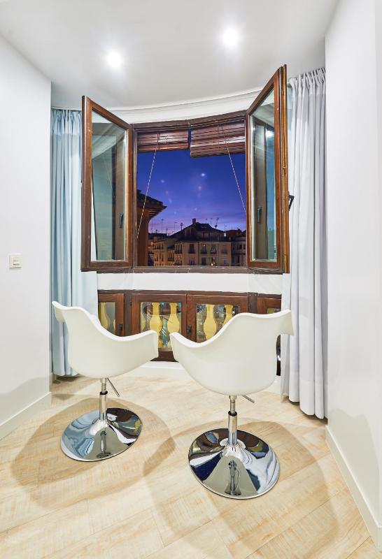 Deluxe Twin Room image 1