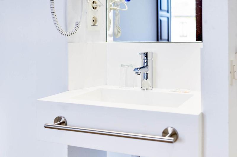 Deluxe Family Room image 3