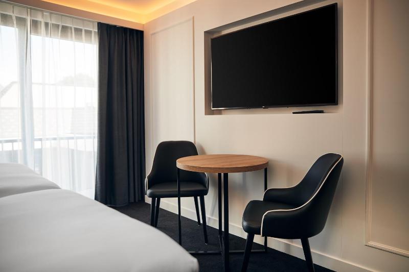 Deluxe Double or Twin Room image 4