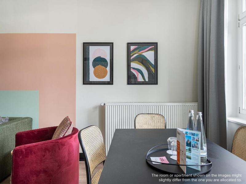 Large 2 Bedroom Apartment with Sofa Bed image 3