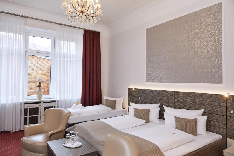 Standard Triple Room image 1