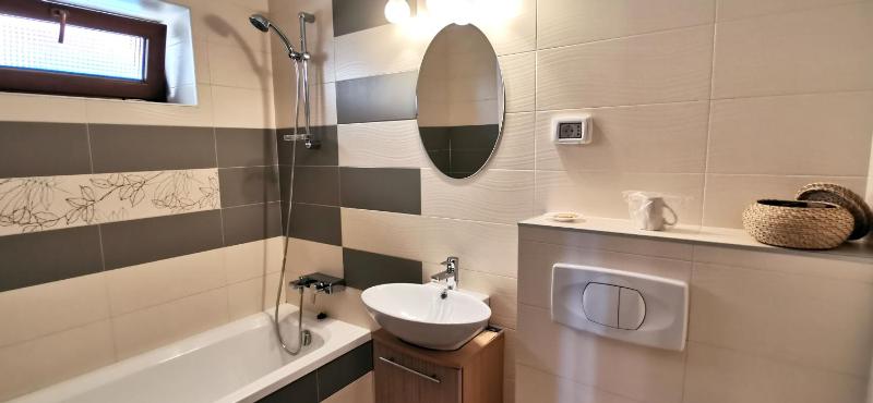 Deluxe Double or Twin Room with Balcony image 3