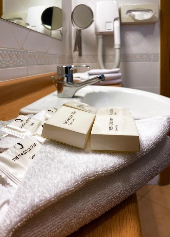 Standard Quadruple Room image 4