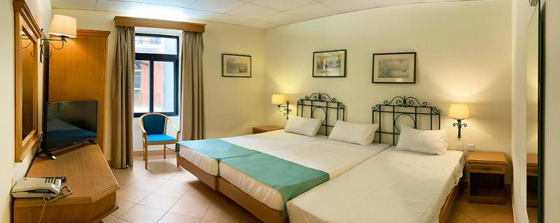 Standard Quadruple Room image 3