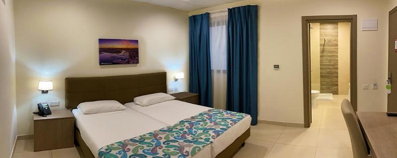 Superior Twin Room image 3