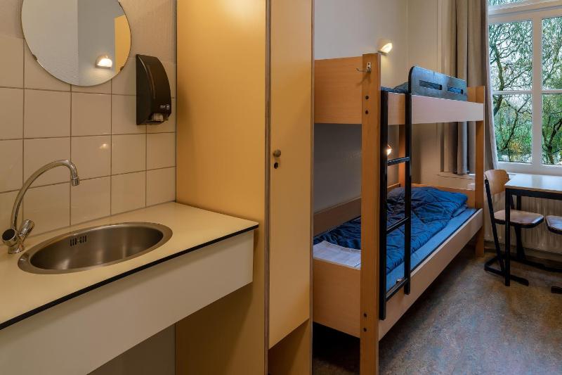 Budget Twin with Bunk Beds and Private Bathroom with Shower image 3