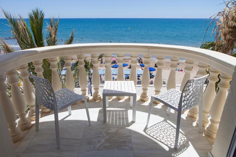 Suite with Balcony and Sea View image 3