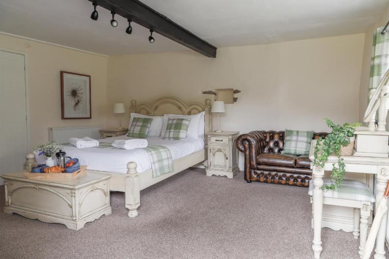 Standard King Room image 4