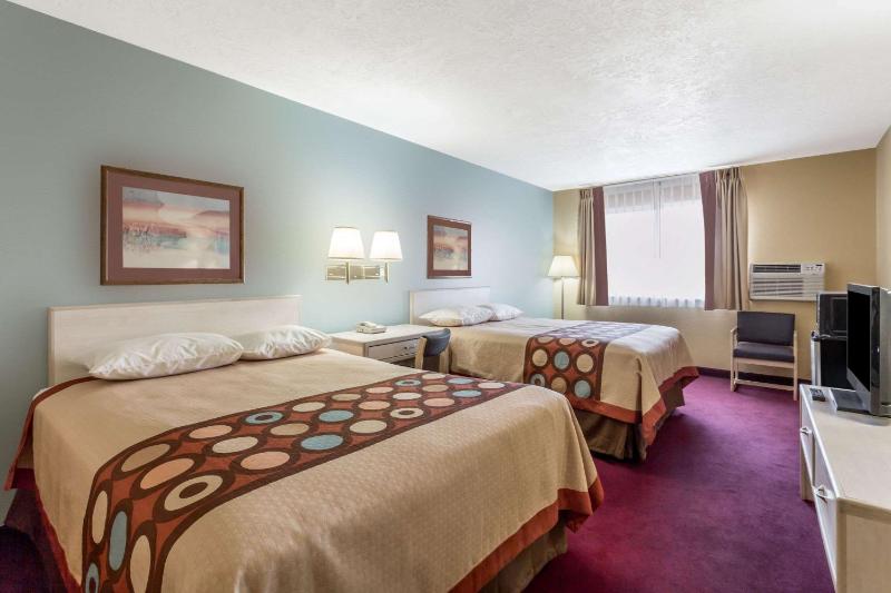 Queen Room with Two Queen Beds - Non-Smoking image 3