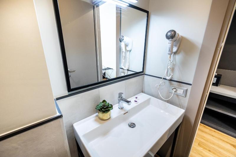 Premium Quadruple Room image 4