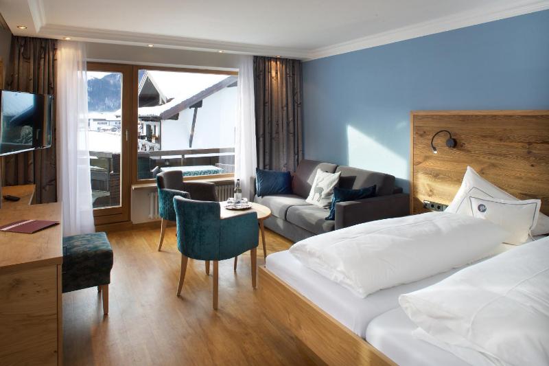Deluxe Double Room with Balcony image 4