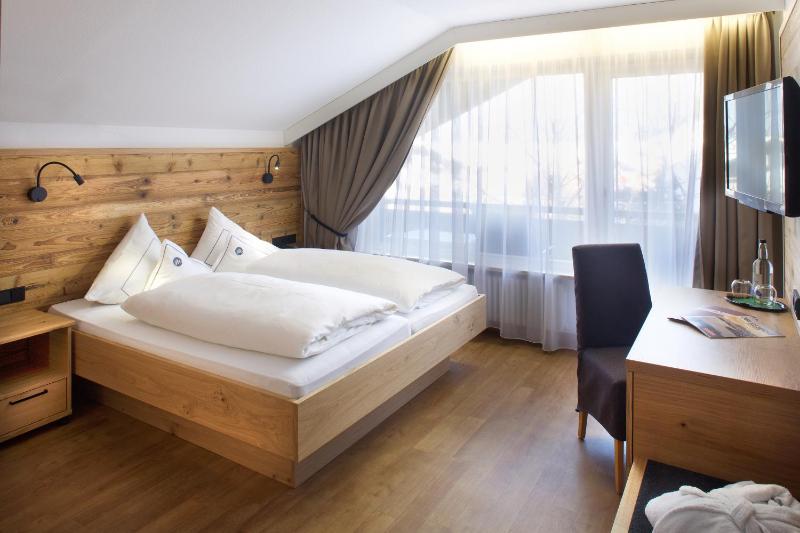 Standard Double Room with Balcony image 4