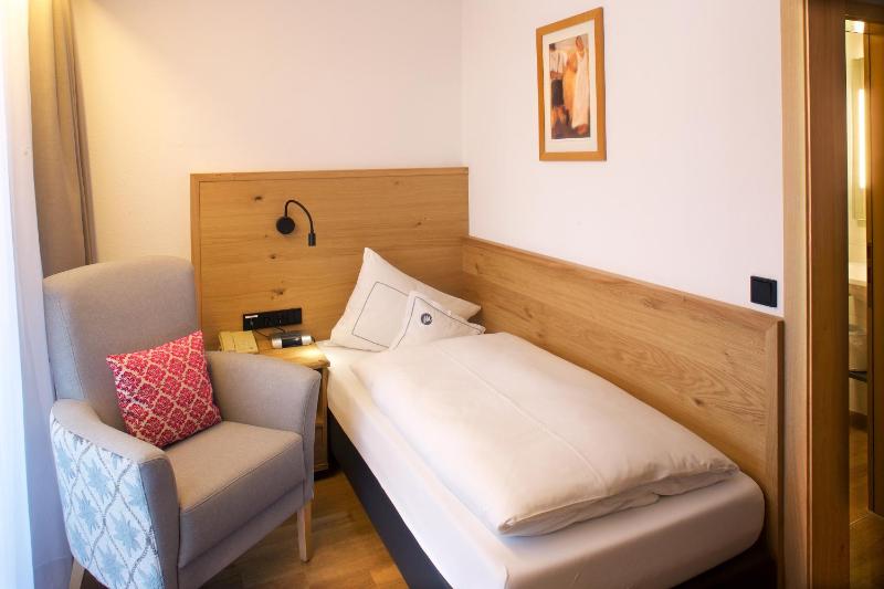 Standard Single Room with Balcony image 3