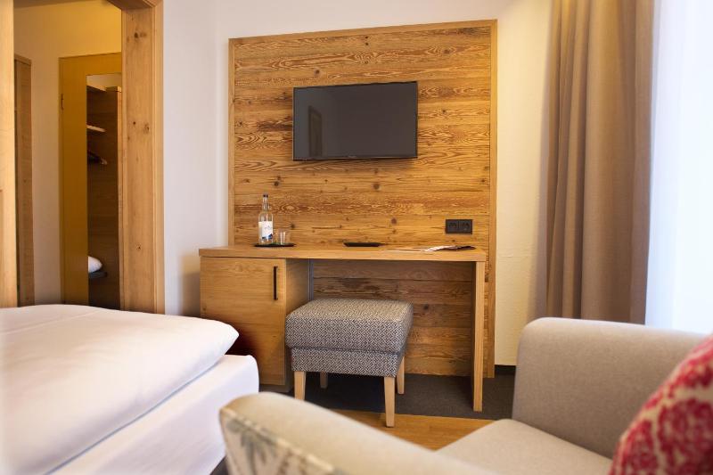 Standard Single Room with Balcony image 2