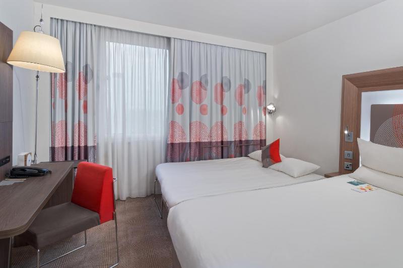 Standard Room with 1 Queen size bed + convertible sofa image 2