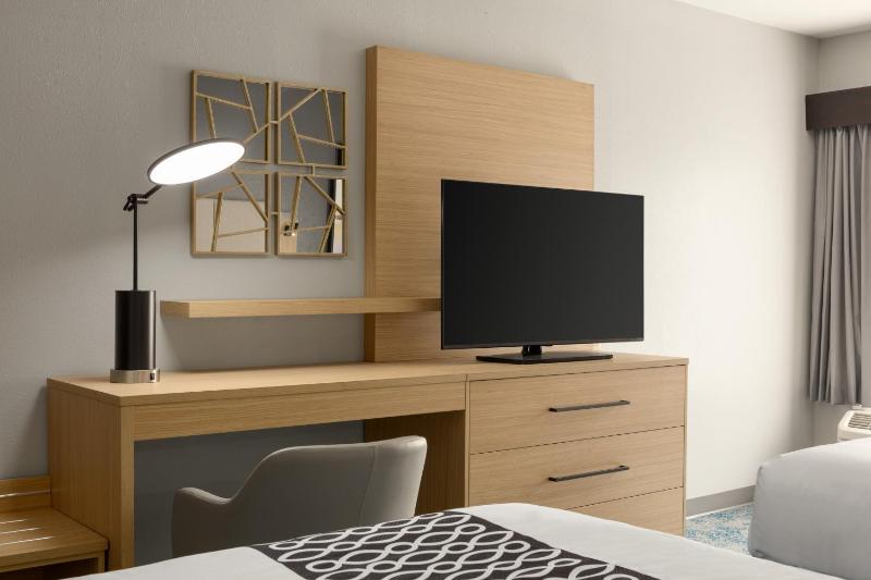 Queen Room with Two Queen Beds - Non-Smoking image 4