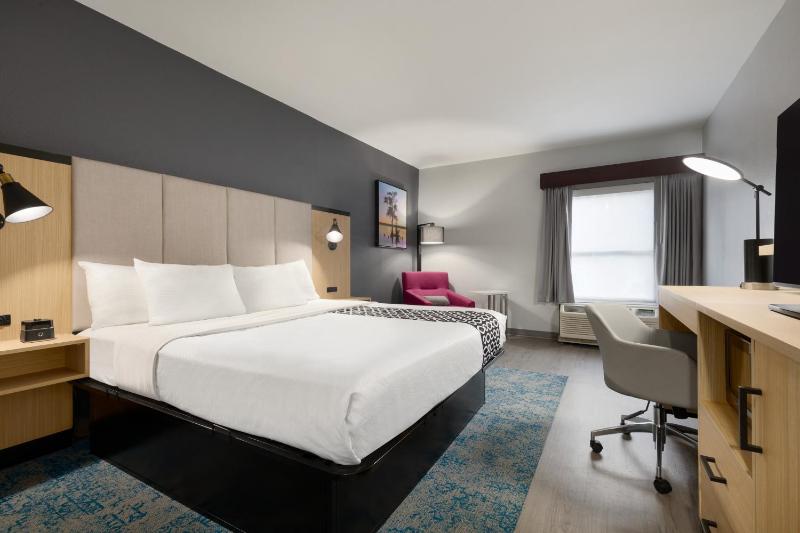 King Suite - Non-Smoking image 4