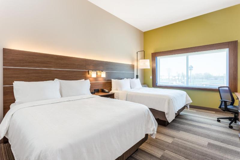 Standard Queen Room with Two Queen Beds image 3