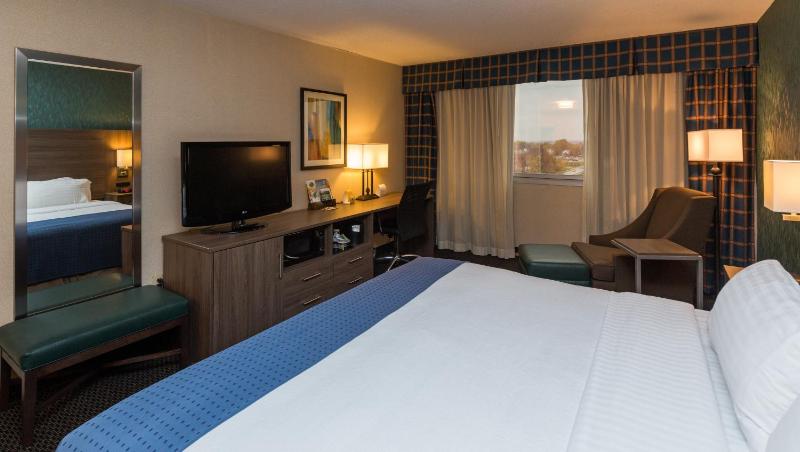 Standard King Room image 4