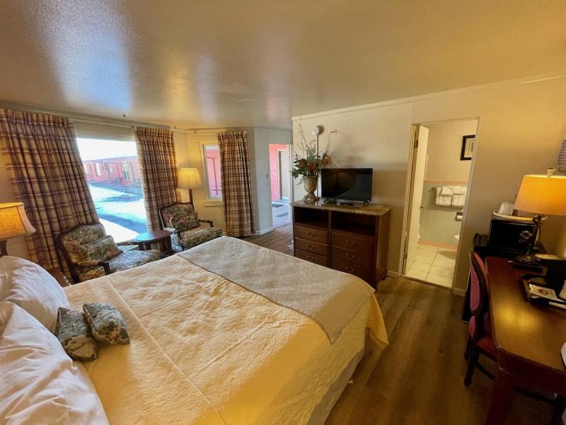 Standard King Room image 4