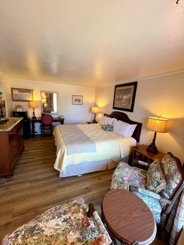 Standard King Room image 3