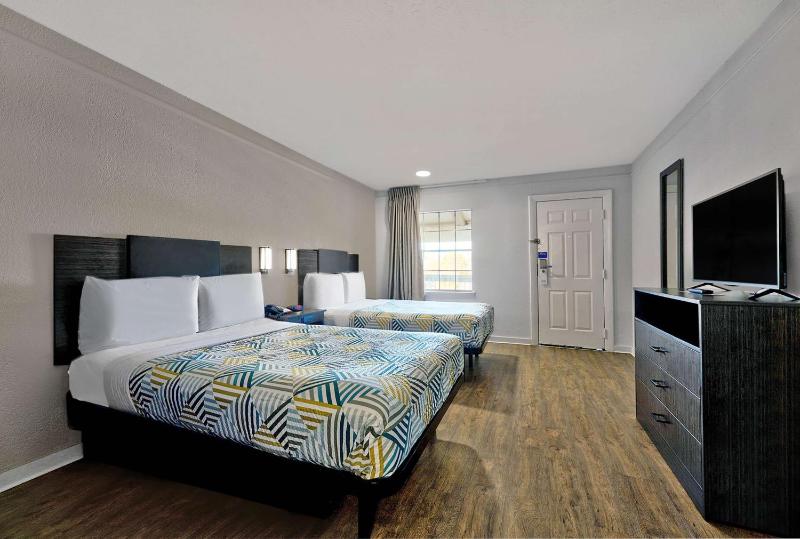 Quadruple Room - Non-Smoking image 3