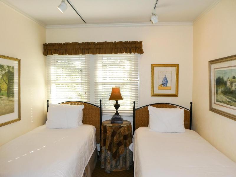 Cambridge Two Bedroom Cottage with Parking image 3