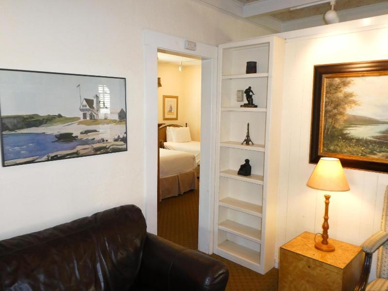 Cambridge Two Bedroom Cottage with Parking image 2