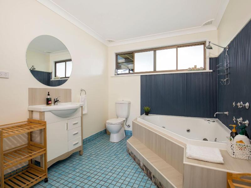 Roskell Retreat Pet Friendly 5 Mins Walk to Beach - image 4