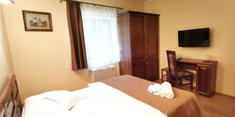 Standard Double Room image 3