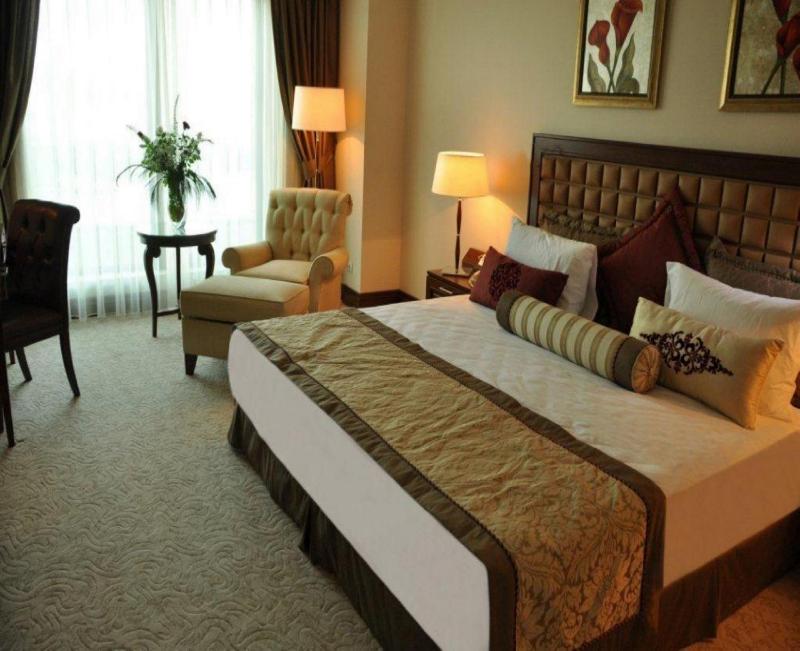 Standard King Room image 3