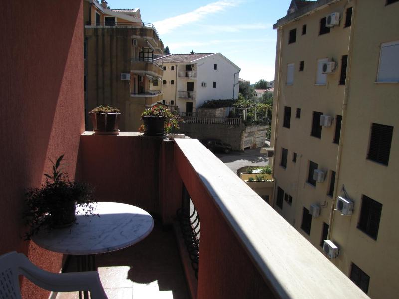 One-Bedroom Apartment image 3