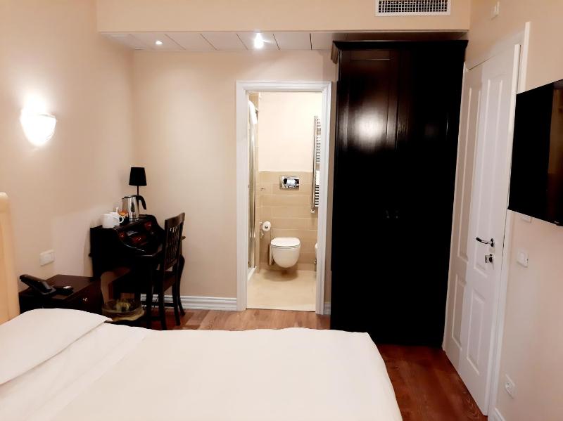 Economy Double Room image 4