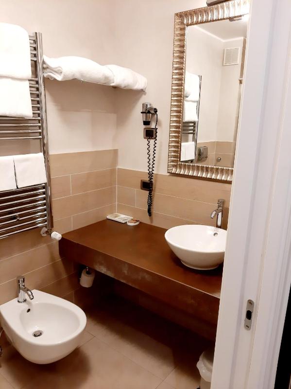 Economy Double Room image 2