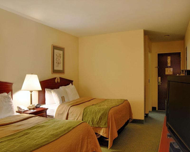 Queen Room with Two Queen Beds image 2