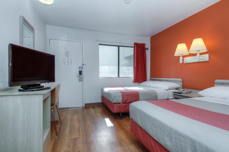 Double Room with Two Beds and Mini Fridge image 1