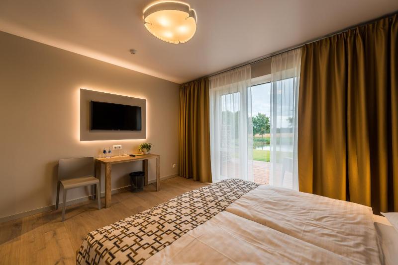Double Room with Patio image 3