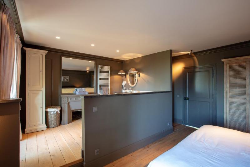 King Room with Garden View image 3