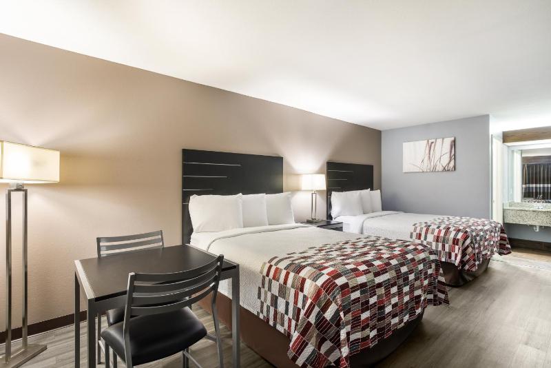 Deluxe Queen Room with Two Queen Beds - Non-Smoking image 4