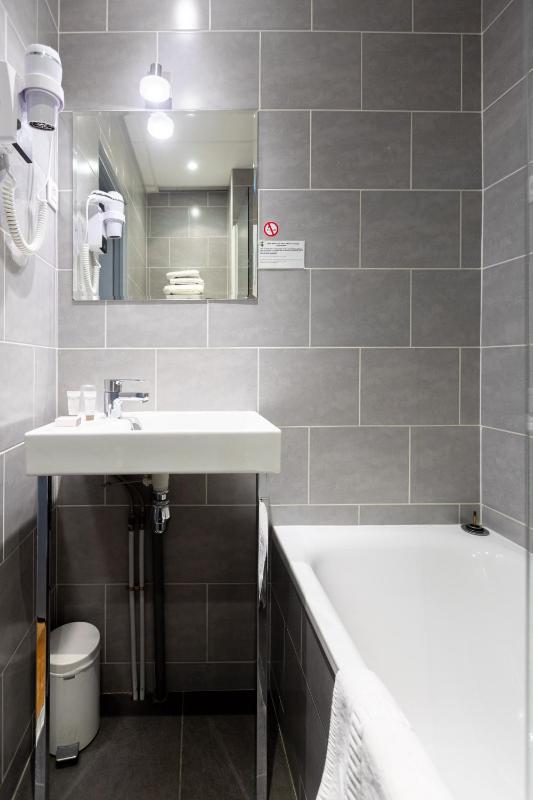 Twin Room image 3